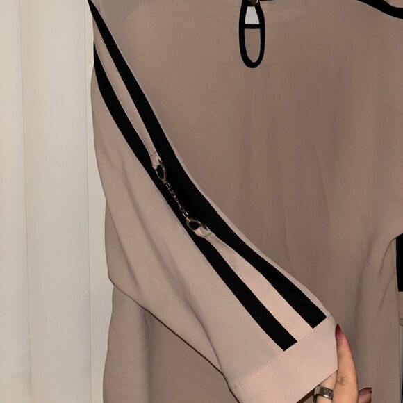 Women's Blouse with sleeve accent - Picture 4 of 5